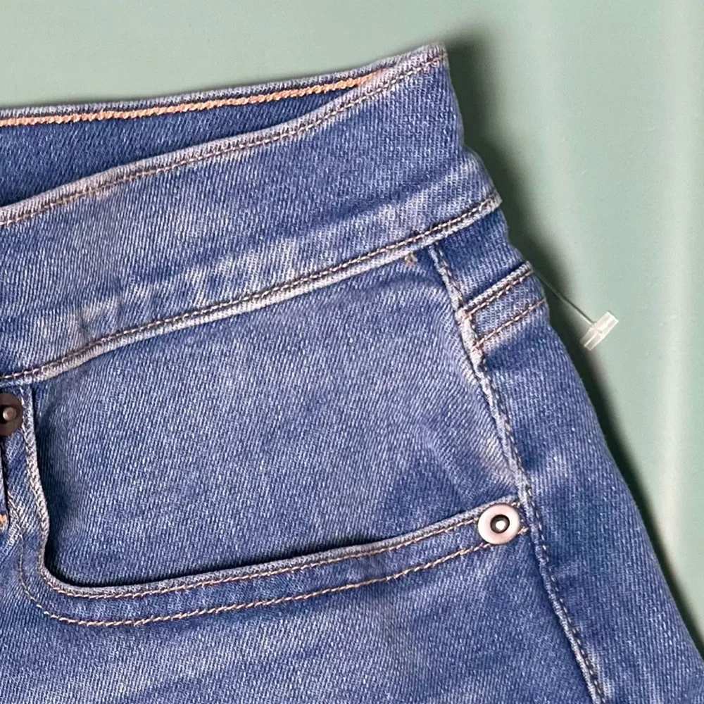 🅽🅴🆆 FRAME Cromwell blue denim cotton jean shorts with frayed hems, size 28
